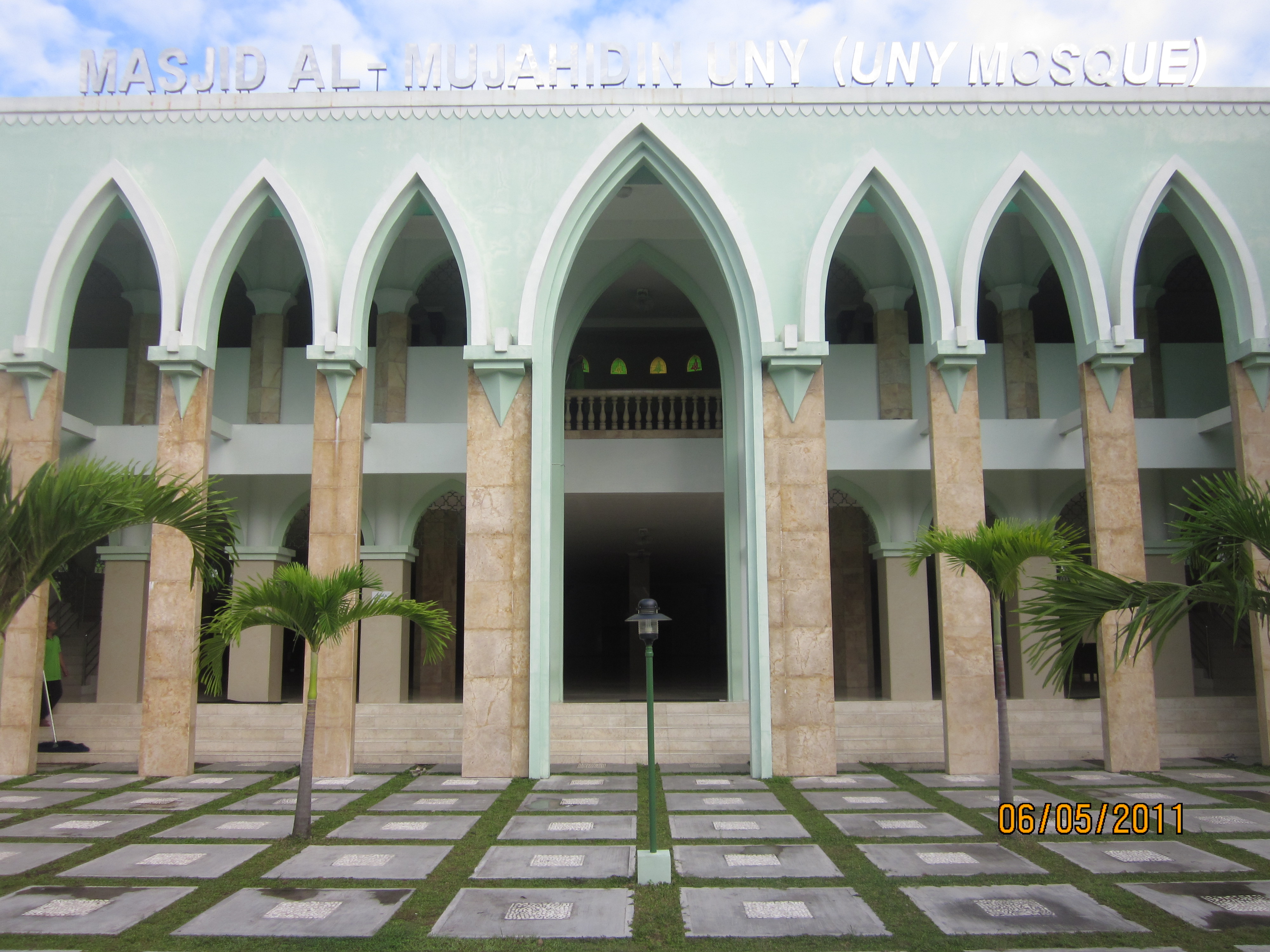 Masjid kampus adalah satu tempat yang jadi favorit untuk dikunjungi warga di perguruan tinggi Di sini kita bisa melakukan banyak hal